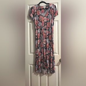 Women’s short sleeve floral dress. Front dress buttons up.